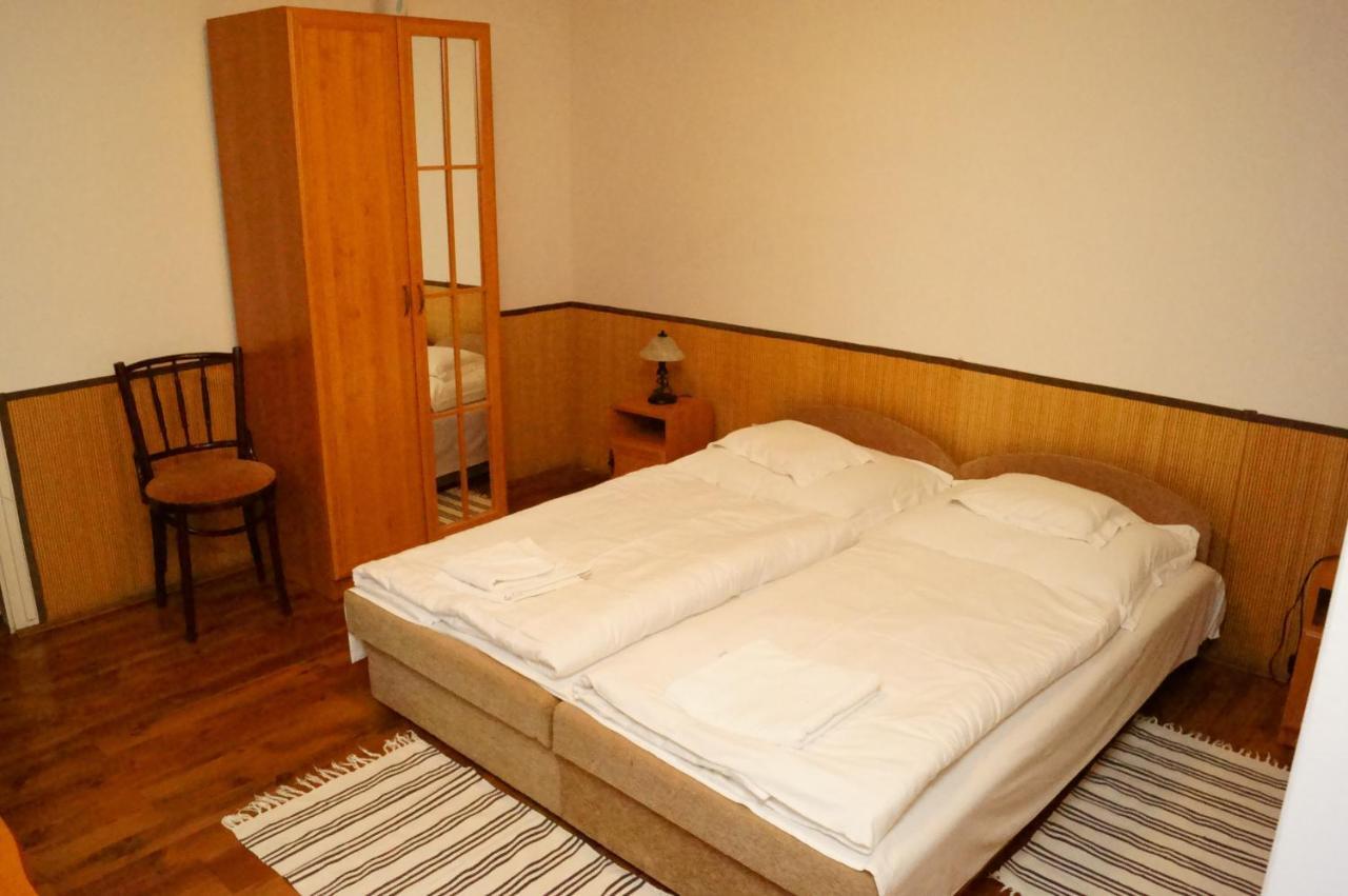 Malomudvar Etterem Cukraszda Panzio Es Rendezvenyhaz Gyongyos Room photo
