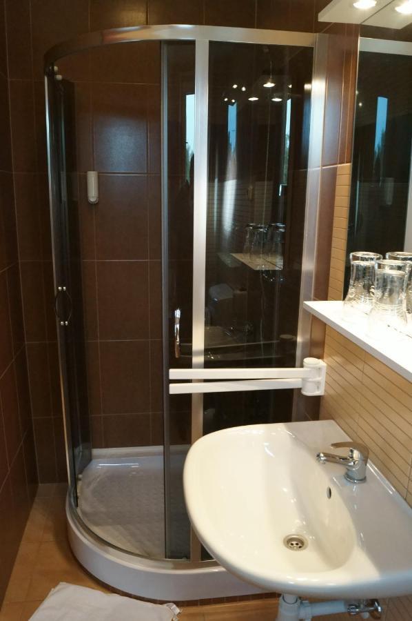 Malomudvar Etterem Cukraszda Panzio Es Rendezvenyhaz Gyongyos Room photo
