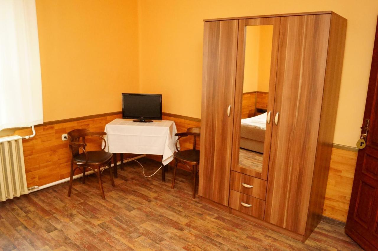 Malomudvar Etterem Cukraszda Panzio Es Rendezvenyhaz Gyongyos Room photo