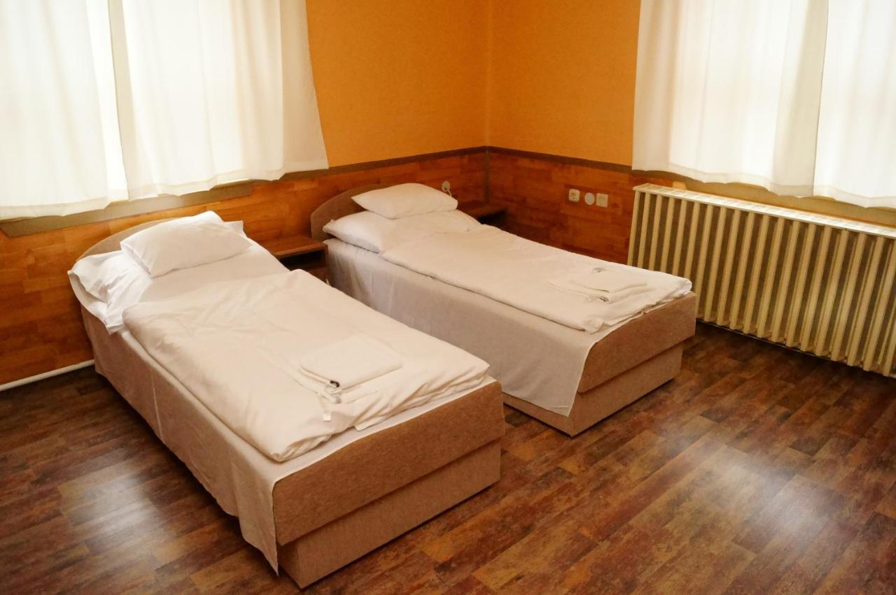 Malomudvar Etterem Cukraszda Panzio Es Rendezvenyhaz Gyongyos Room photo