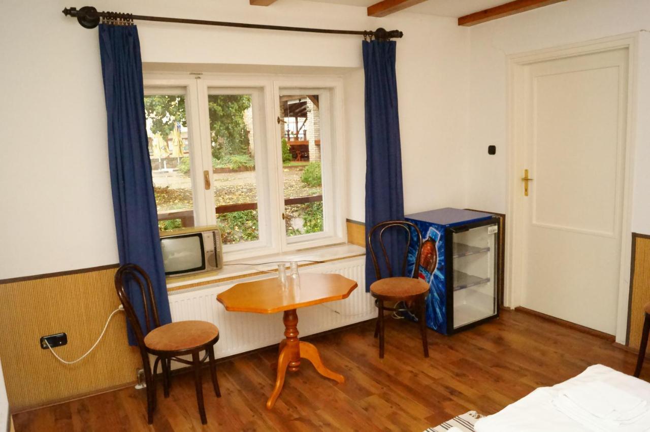Malomudvar Etterem Cukraszda Panzio Es Rendezvenyhaz Gyongyos Room photo