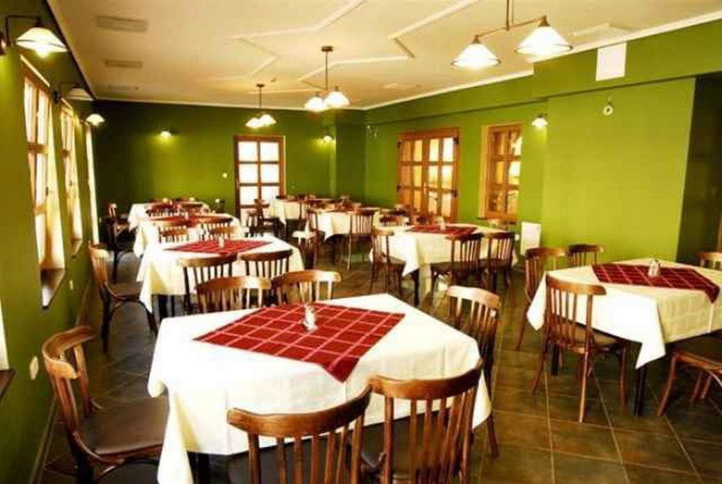 Malomudvar Etterem Cukraszda Panzio Es Rendezvenyhaz Gyongyos Exterior photo